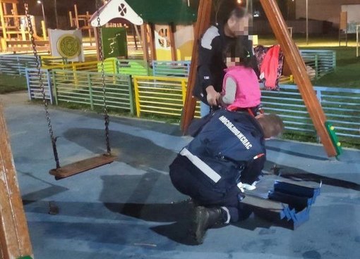 Спасатели 233-й пожарно-спасательной части #Мособлпожспас освободили шестилетнюю девочку, застрявшую в сидении подвесных качелей